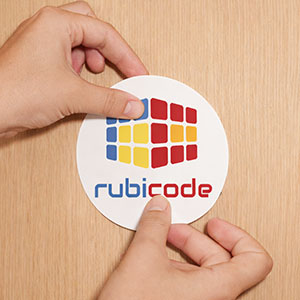 Sticker avec logo d'entreprise collé par une femme