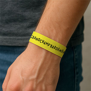 Bracelet Tyvek porté sur un poignet