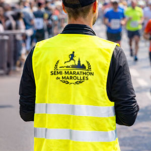 Homme portant un gilet jaune personnalisé