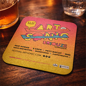 Verre posé sur un sous-verre en carton personnalisé