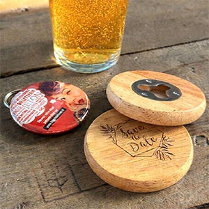 Décapsuleur personnalisé en bois et porte-clé