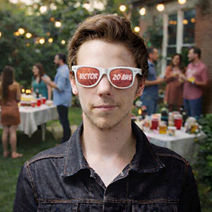 Homme avec lunettes personnalisées pour anniversaire