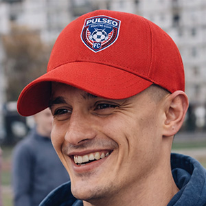 Homme avec casquette personnalisée avec logo