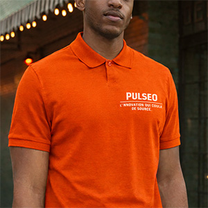 Homme avec un polo personnalisé avec logo coeur