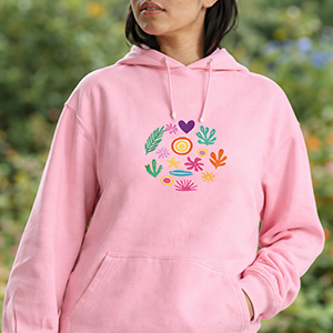 Femme avec un sweat à capuche imprimé