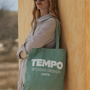 Femme avec un tote-bag personnalisé avec logo