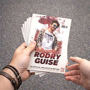 Homme distribuant des flyers pour événement