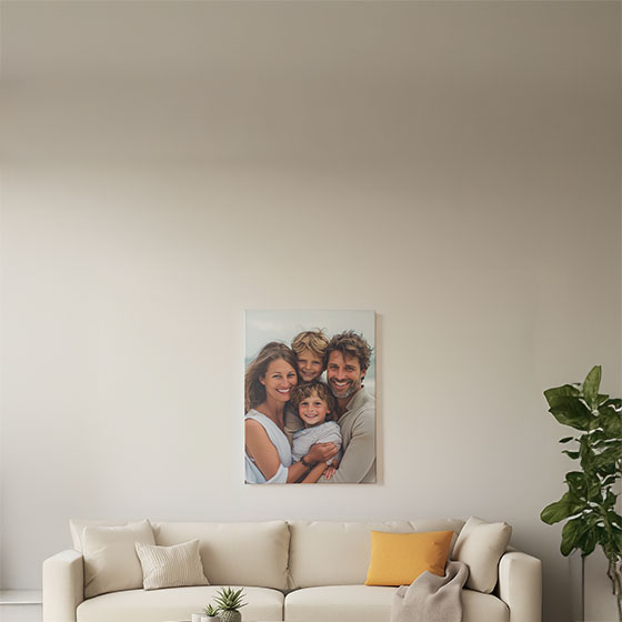 Photo d'une famille imprimée sur une toile dans un salon