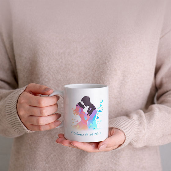 Femme portant un mug personnalisé pour mariage